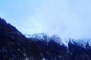 Të rinjtë e apasionuar pas turizmit të bardhë ngjiten në malin e Çikës